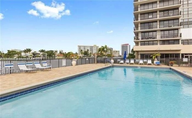 Building Photo - 2049 S Ocean Dr