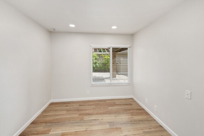 Building Photo - 4111 Reyes St