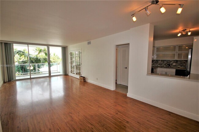Building Photo - 5151 Collins Ave