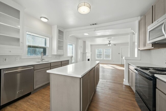 Building Photo - UT PRE-LEASE: 5 bed / 3 bath Remodeled Wes...