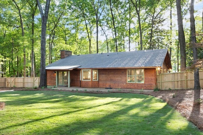 Building Photo - 550 N College St