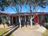 Building Photo - 324 W Pasadena Ave