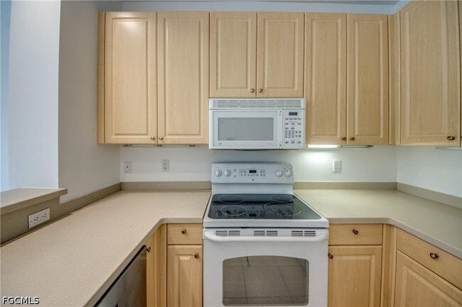 Building Photo - 15250 Riverbend Blvd