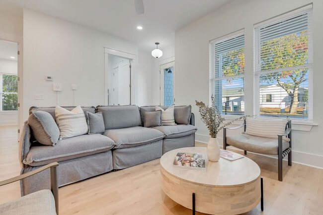 Building Photo - 223 E Lakeshore Dr