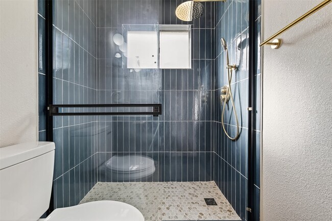 Building Photo - 5530 Oak Falls Dr