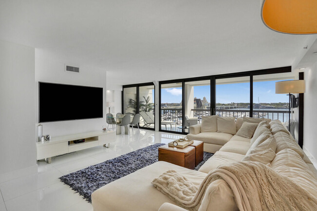 Building Photo - 400 N Flagler Dr