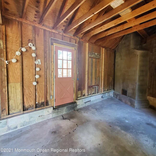 Building Photo - 16 E Larchmont Dr