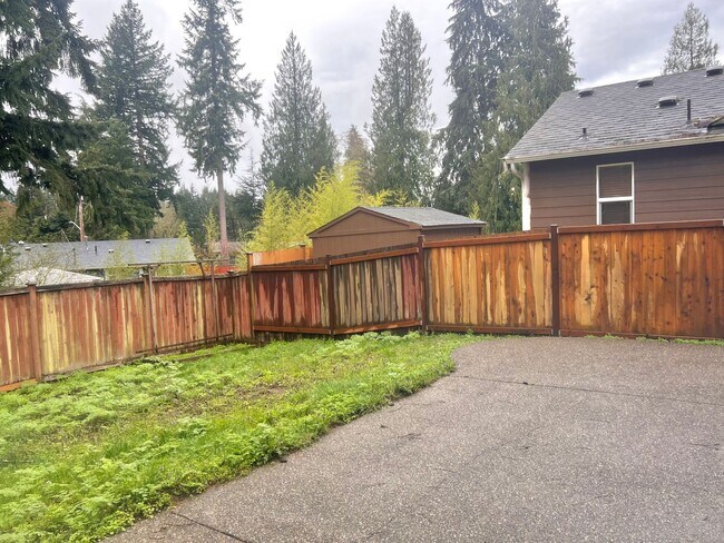 Building Photo - Enormous 4 Bed 2.5Bath + Bonus Room Great Lacey Neighborhood