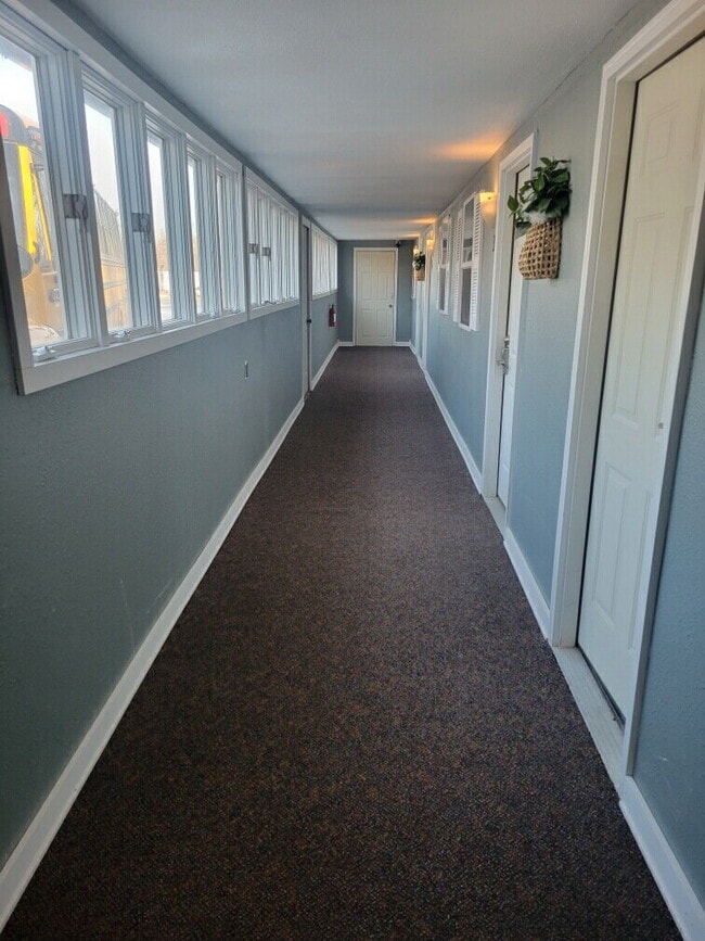 Building Photo - 208 6th Ave SW