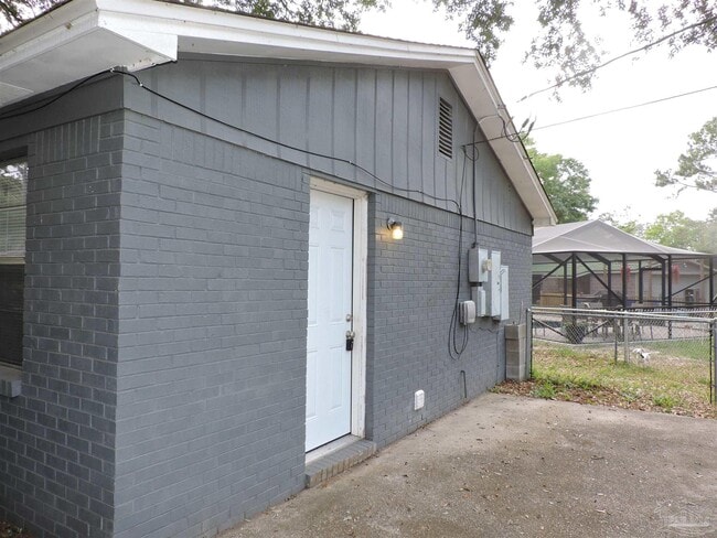 Building Photo - 603 N Crow Rd