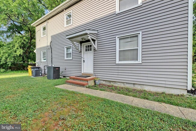 Building Photo - 811 Seagrove Rd