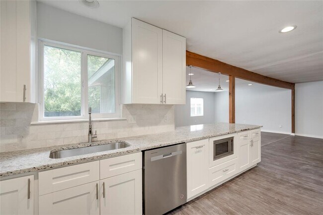 Building Photo - 5402 Chevy Cir