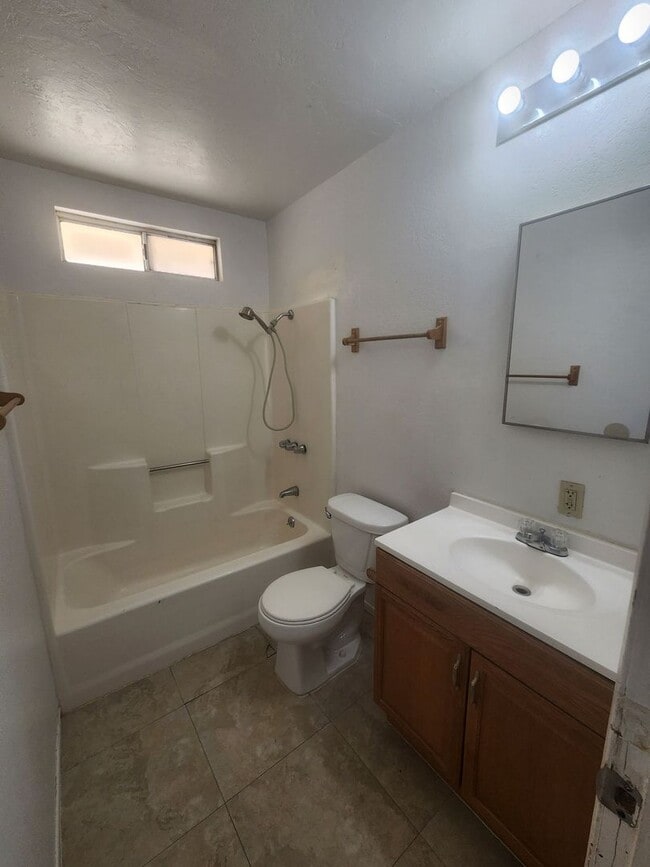 Building Photo - ***$100 off 1st Month Rent*** 2 Bedroom Ch...