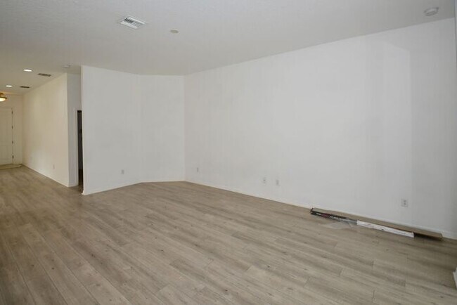 Building Photo - Spacious 2 bed Plus Den Home for Lease
