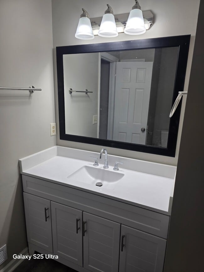 Building Photo - 900 Indian Lake Dr NW