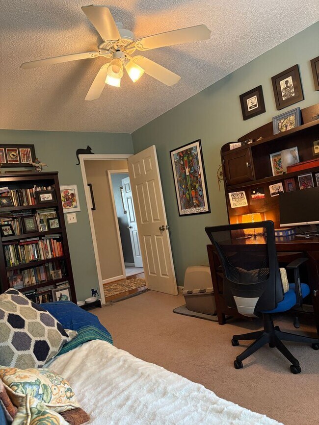 Building Photo - Large, private home in Rivercliff