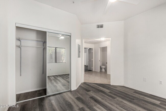 Building Photo - 15225 N 100th St
