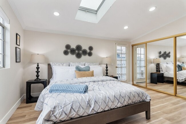 Building Photo - Furnished 3BR PB Gem – Walk to Beach & Bay