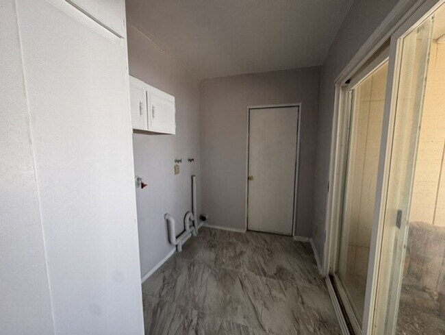 Building Photo - 4 bedroom 2.5 bathroom house in Apple Valley Ca!