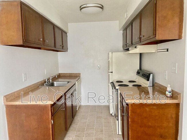 Building Photo - 1309 Cypress Ave