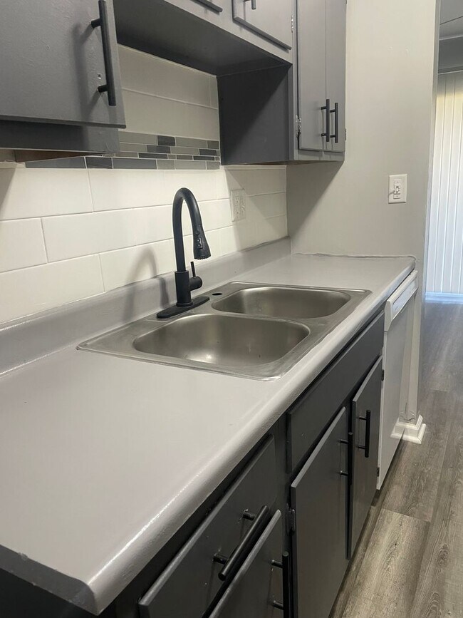Building Photo - Remington On Rockville Living