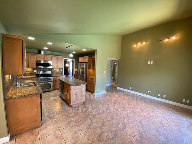 Building Photo - 815 W Juanita Cir