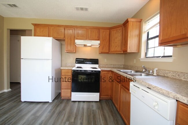 Building Photo - Two-Story Living!