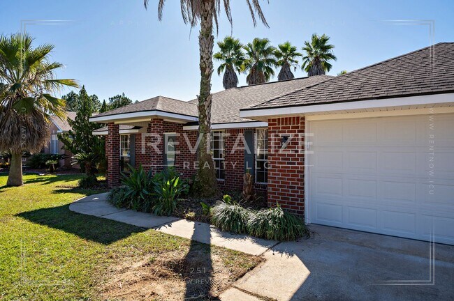 Building Photo - Lovely Brick Home Just Minutes from the Be...
