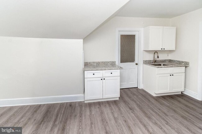 Building Photo - 24 Bank St