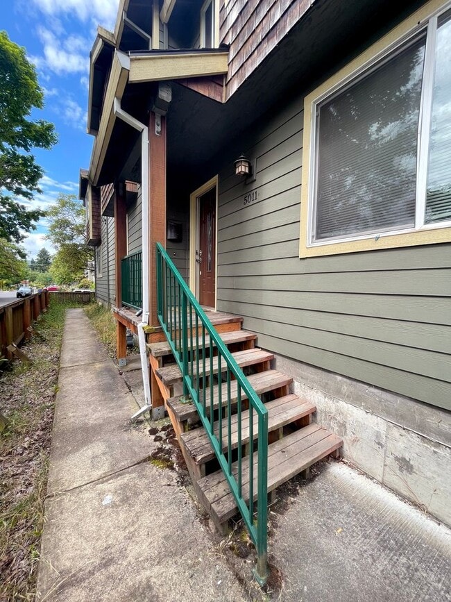 Building Photo - Great 6 bed, 6 bath Duplex Unit in North Portland with Laundry, Patio