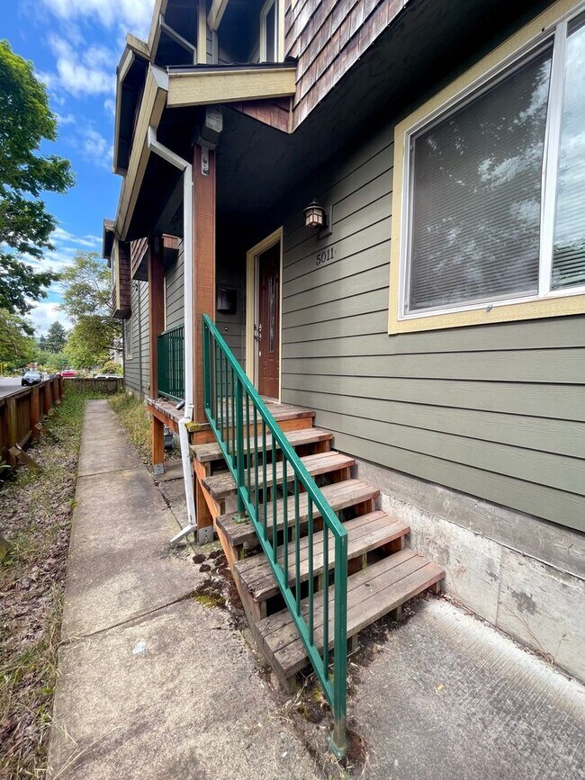 Building Photo - RENT SPECIAL: Great 6 bed, 6 bath Duplex Unit in North Portland with Laundry, Patio