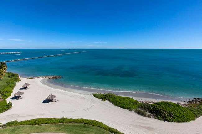 Building Photo - 15122 Fisher Island Dr