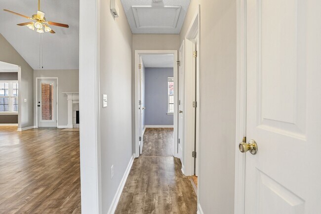 Building Photo - 204 Birch Dr