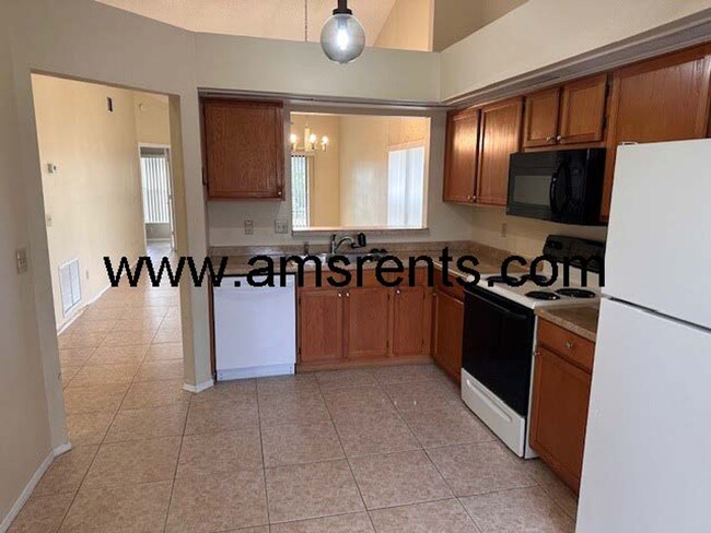 Building Photo - 3 bedroom Townhouse in Orlando