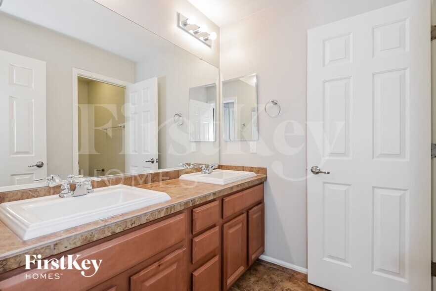 Building Photo - 10463 S Cutting Horse Dr