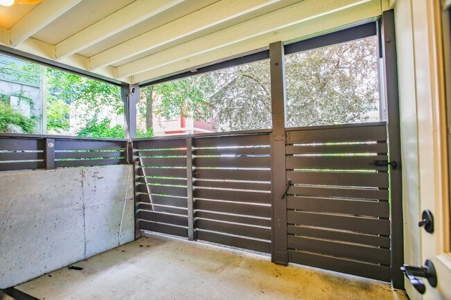 Building Photo - 1086 Village Loop