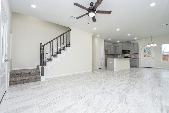Building Photo - 2807 Topiary Ln