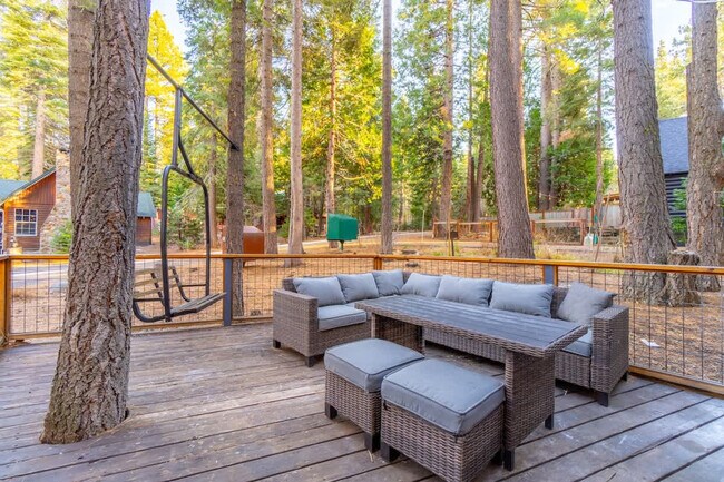 Building Photo - 300 Tomahawk Ave