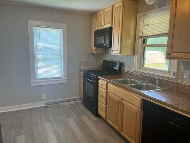 Building Photo - Charming 2 Bedroom Bungalow