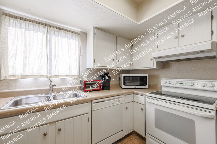 Building Photo - 4555 W Continental Dr