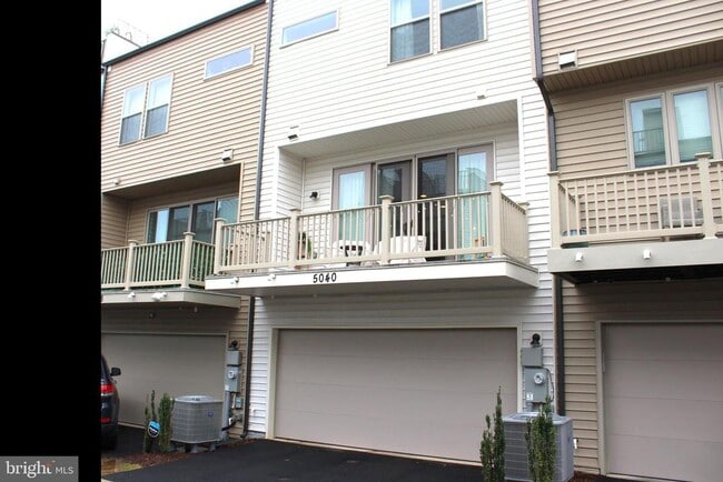 Building Photo - 5040 Oakmoore Dr