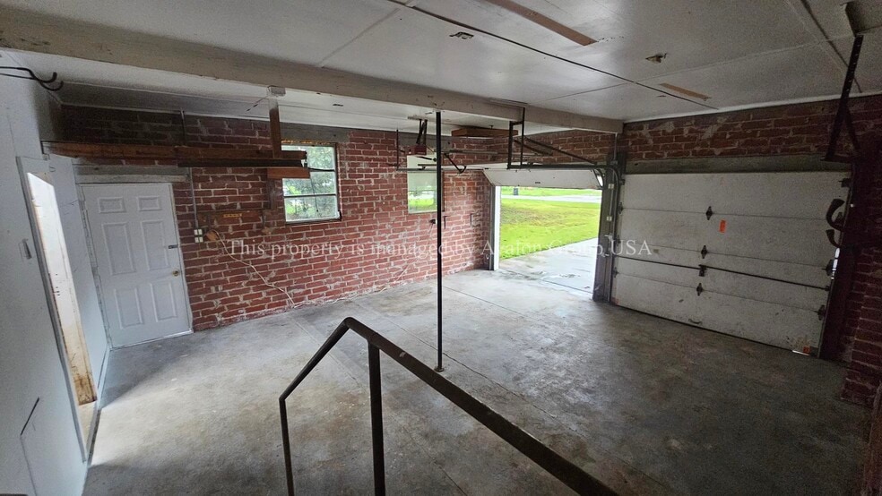 Building Photo - 2052 Lake Weir Ave