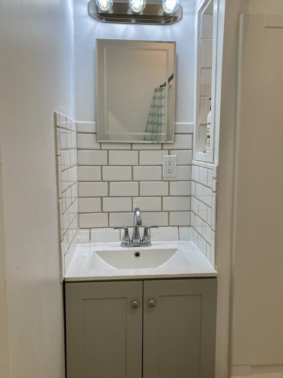 Building Photo - 49 Linden St