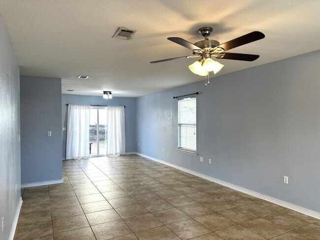 Building Photo - 417 Eisenhower Dr