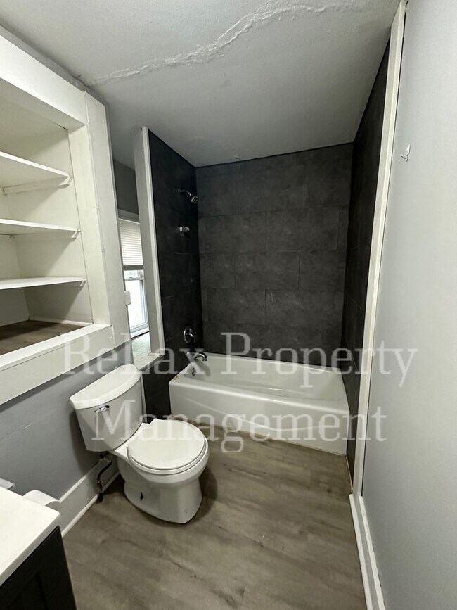 Building Photo - Single Family Home in Waukesha