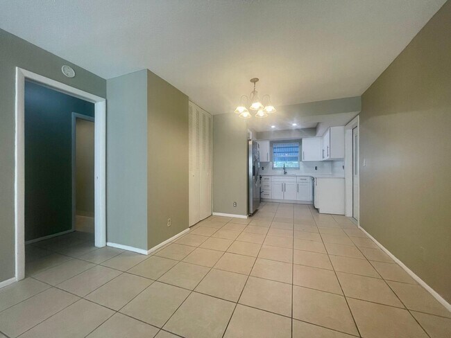 Building Photo - 1480 E Sample Rd