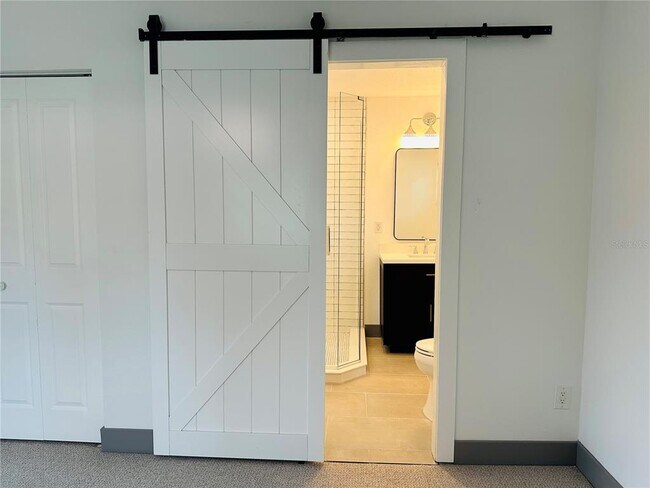 Building Photo - 1304 E Gore St