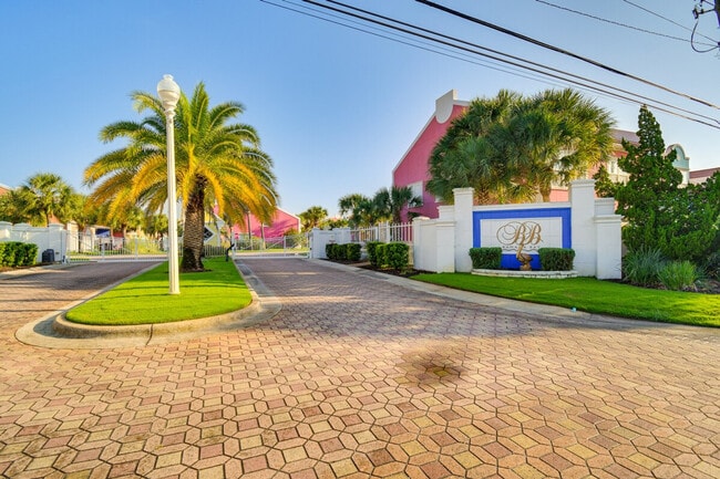 Building Photo - 13941 Del Rio Dr