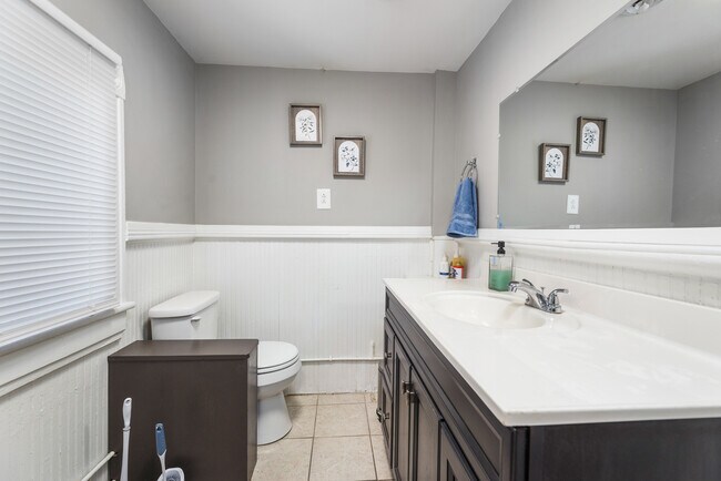 Building Photo - 546 Marshall Ave SW