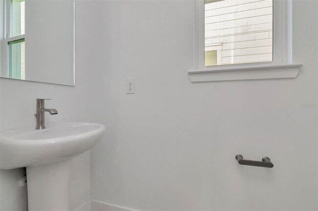 Building Photo - 402 E Oak Ave